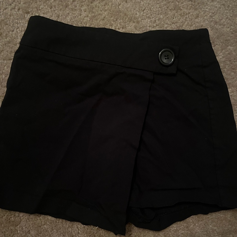 Joe Benbasset Black Button-Accent Skorts